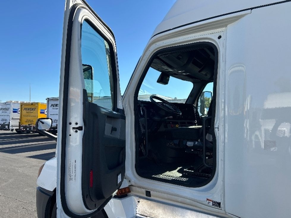 Sleeper Tractor-Heavy Duty Tractors-Freightliner-2022-T12664ST-North Las Vegas-NV-514,239\n\t\tmiles-$ 71,250 - Image 9