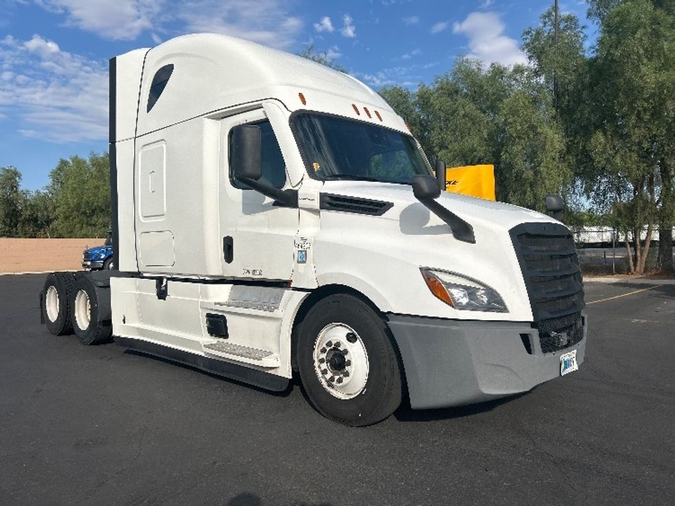 Sleeper Tractor-Heavy Duty Tractors-Freightliner-2022-T12664ST-North Las Vegas-NV-577,423\n\t\tmiles-$ 70,500 - Image 1