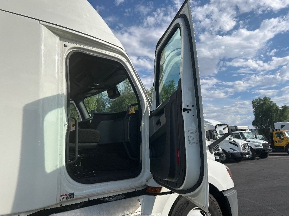 Sleeper Tractor-Heavy Duty Tractors-Freightliner-2022-T12664ST-North Las Vegas-NV-577,423\n\t\tmiles-$ 70,500 - Image 13