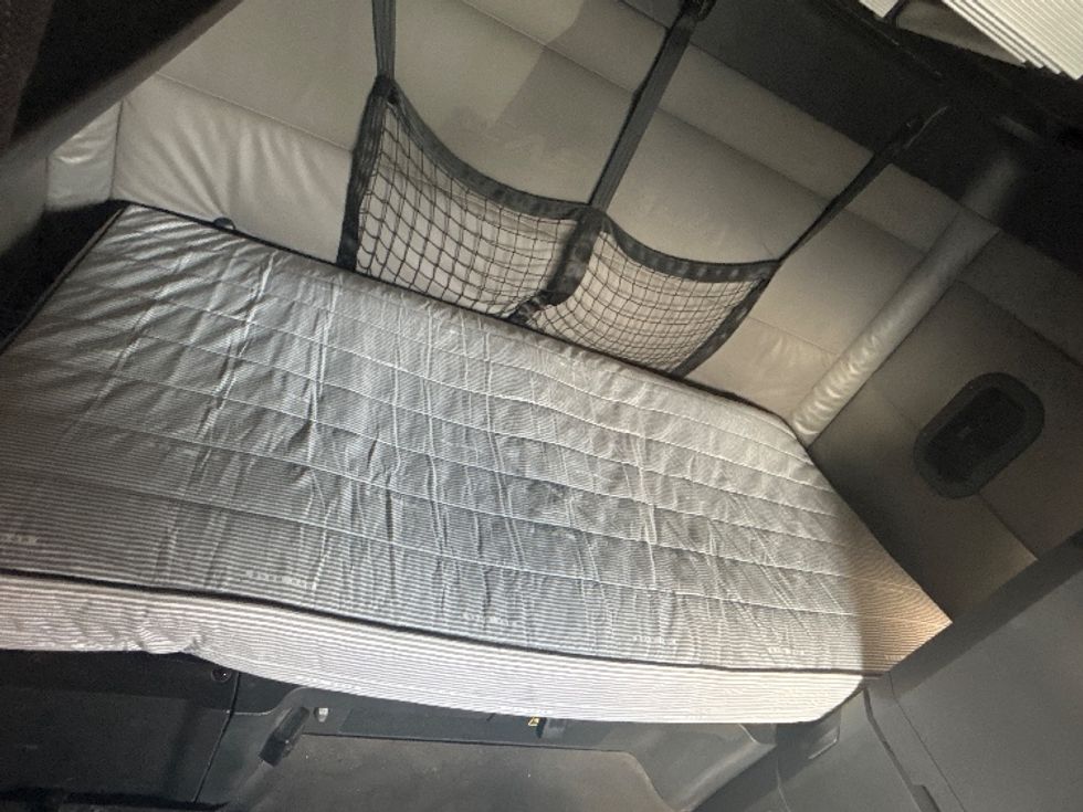 Sleeper Tractor-Heavy Duty Tractors-Freightliner-2022-T12664ST-North Las Vegas-NV-577,423\n\t\tmiles-$ 70,500 - Image 14