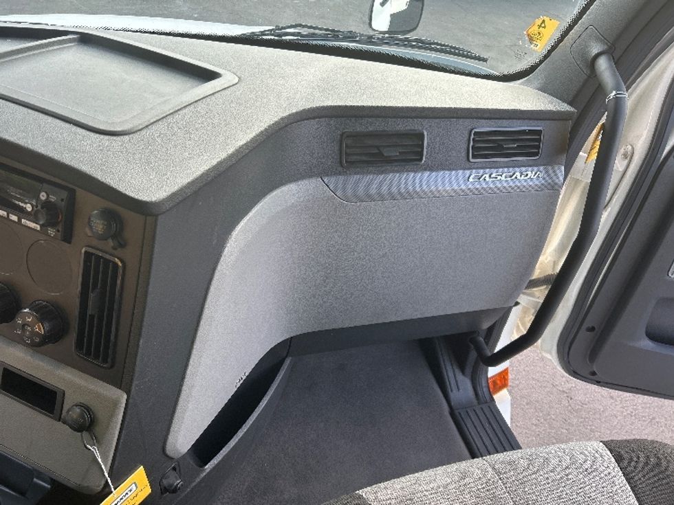 Sleeper Tractor-Heavy Duty Tractors-Freightliner-2022-T12664ST-North Las Vegas-NV-577,423\n\t\tmiles-$ 70,500 - Image 15