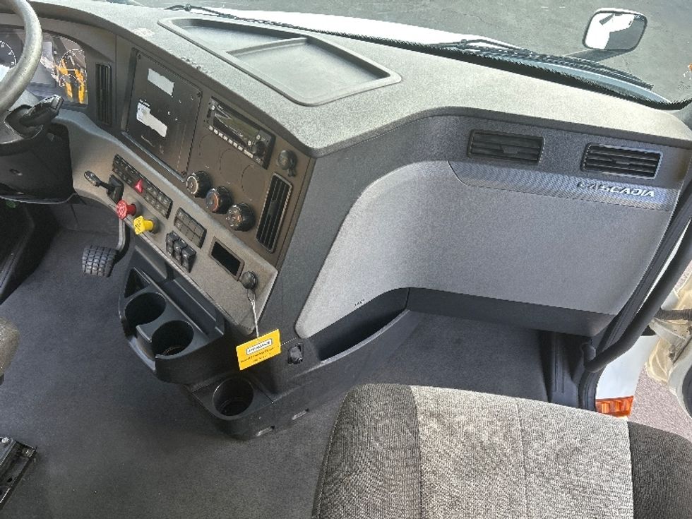 Sleeper Tractor-Heavy Duty Tractors-Freightliner-2022-T12664ST-North Las Vegas-NV-577,423\n\t\tmiles-$ 70,500 - Image 16