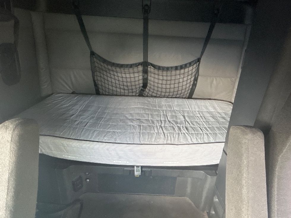 Sleeper Tractor-Heavy Duty Tractors-Freightliner-2022-T12664ST-North Las Vegas-NV-577,423\n\t\tmiles-$ 70,500 - Image 17