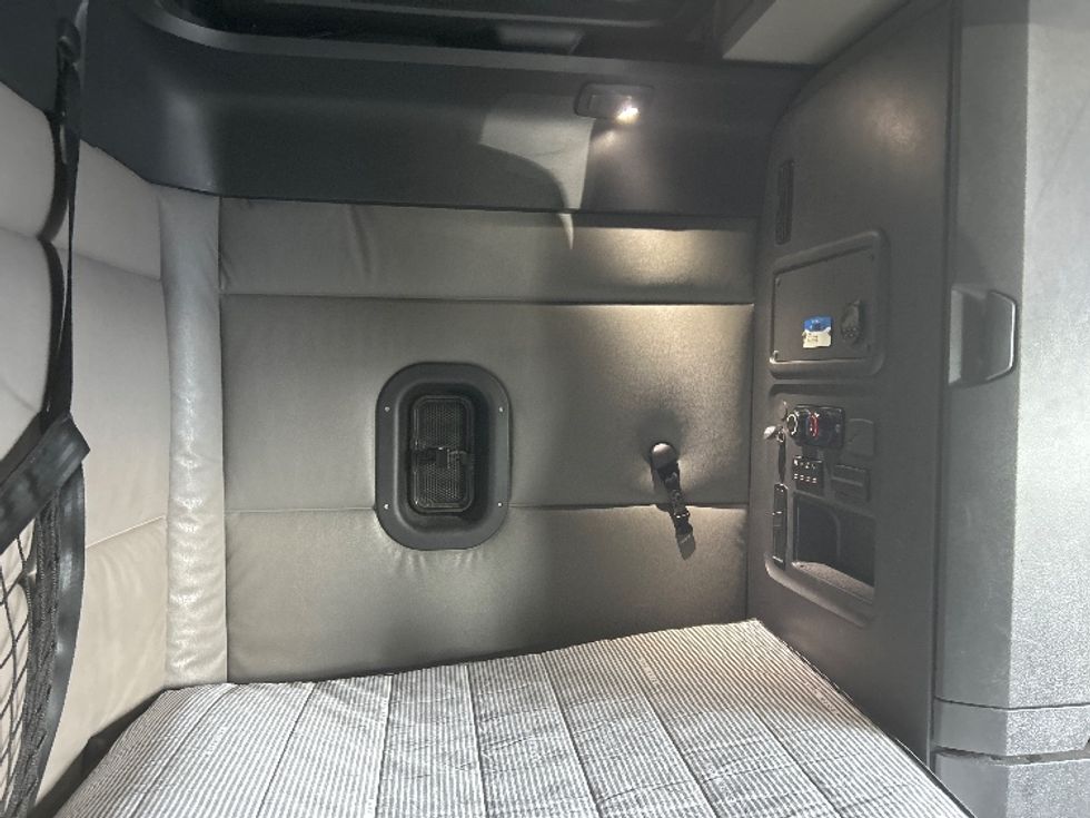 Sleeper Tractor-Heavy Duty Tractors-Freightliner-2022-T12664ST-North Las Vegas-NV-577,423\n\t\tmiles-$ 70,500 - Image 18