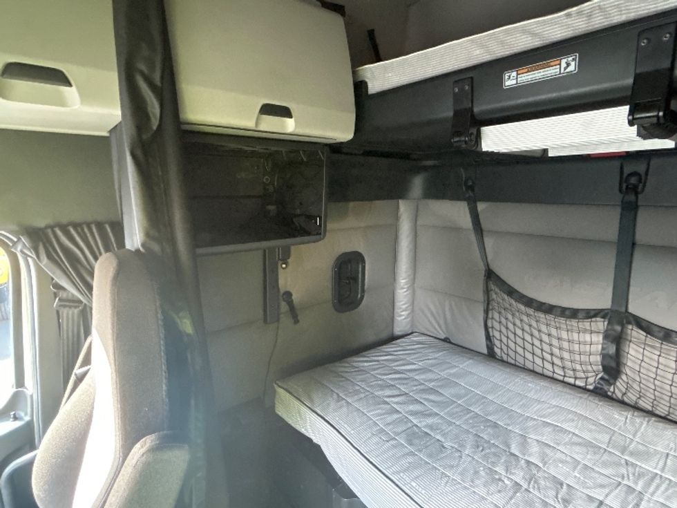 Sleeper Tractor-Heavy Duty Tractors-Freightliner-2022-T12664ST-North Las Vegas-NV-577,423\n\t\tmiles-$ 70,500 - Image 19