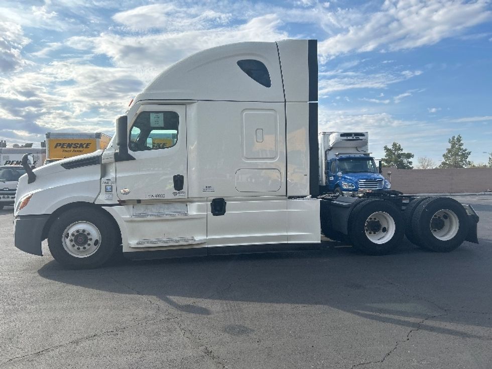 Sleeper Tractor-Heavy Duty Tractors-Freightliner-2022-T12664ST-North Las Vegas-NV-577,423\n\t\tmiles-$ 70,500 - Image 4