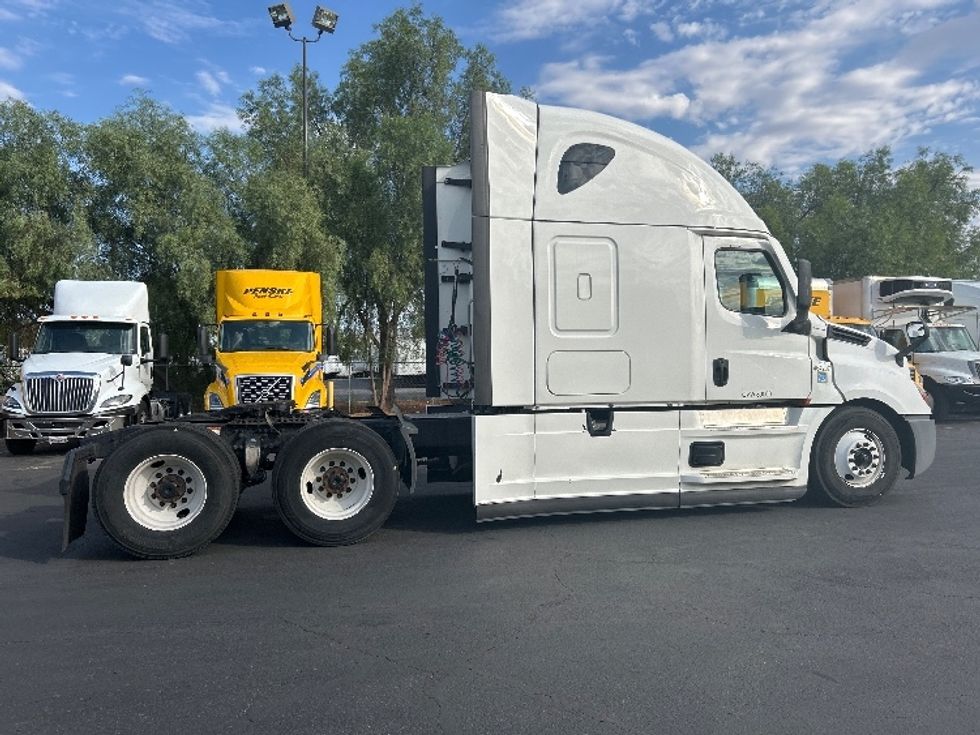 Sleeper Tractor-Heavy Duty Tractors-Freightliner-2022-T12664ST-North Las Vegas-NV-577,423\n\t\tmiles-$ 70,500 - Image 8