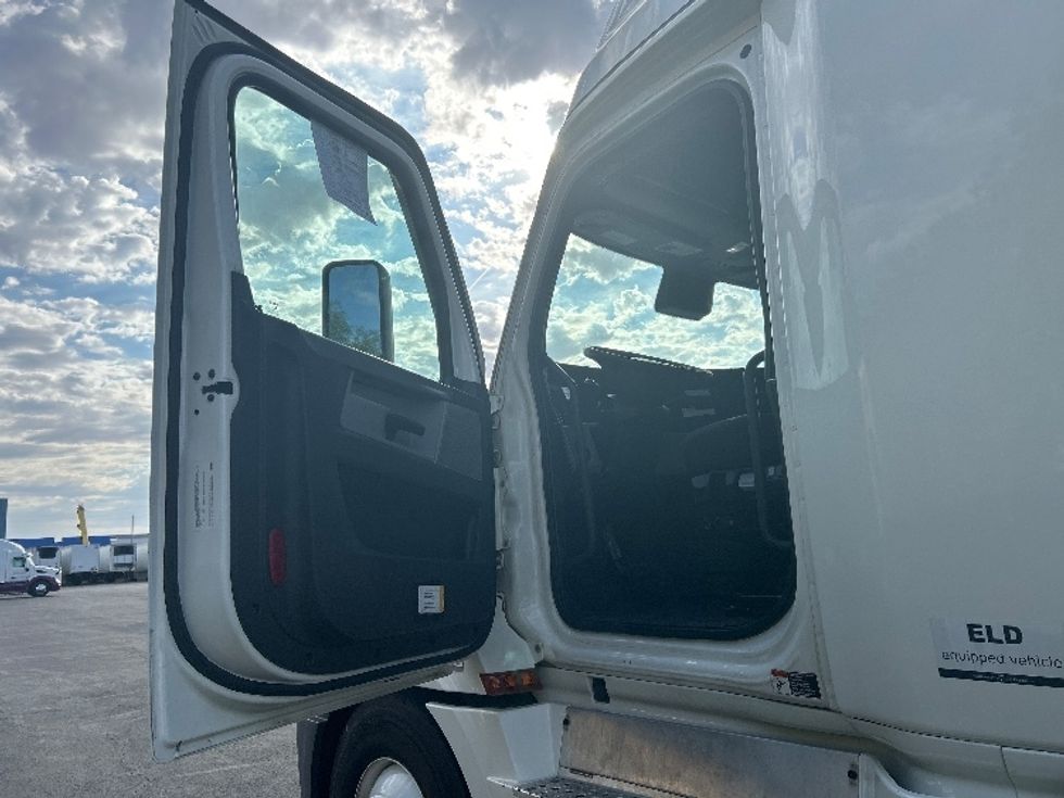 Sleeper Tractor-Heavy Duty Tractors-Freightliner-2022-T12664ST-North Las Vegas-NV-577,423\n\t\tmiles-$ 70,500 - Image 9