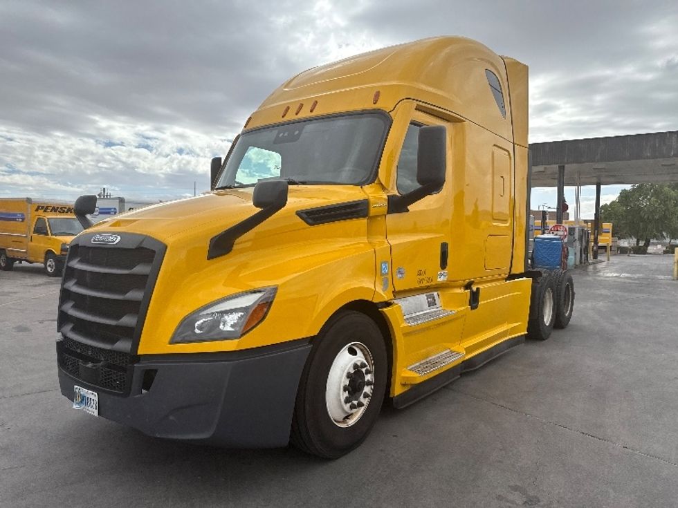 Sleeper Tractor-Heavy Duty Tractors-Freightliner-2022-T12664ST-North Las Vegas-NV-600,413\n\t\tmiles-$ 60,750 - Image 1