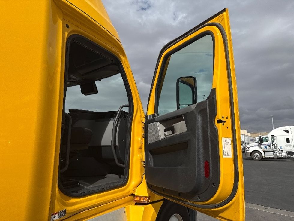Sleeper Tractor-Heavy Duty Tractors-Freightliner-2022-T12664ST-North Las Vegas-NV-600,413\n\t\tmiles-$ 60,750 - Image 13