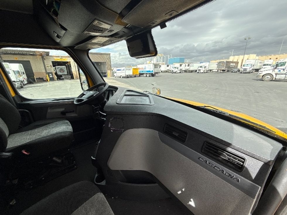 Sleeper Tractor-Heavy Duty Tractors-Freightliner-2022-T12664ST-North Las Vegas-NV-600,413\n\t\tmiles-$ 60,750 - Image 15