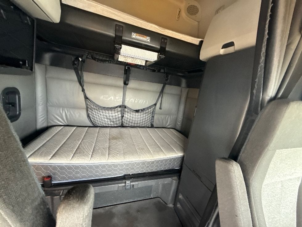 Sleeper Tractor-Heavy Duty Tractors-Freightliner-2022-T12664ST-North Las Vegas-NV-600,413\n\t\tmiles-$ 60,750 - Image 16