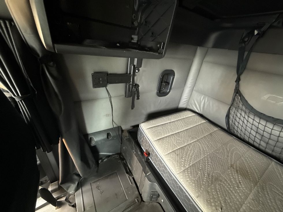 Sleeper Tractor-Heavy Duty Tractors-Freightliner-2022-T12664ST-North Las Vegas-NV-600,413\n\t\tmiles-$ 60,750 - Image 18