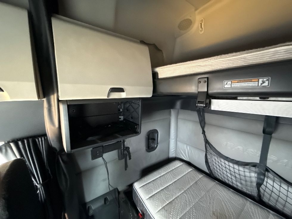 Sleeper Tractor-Heavy Duty Tractors-Freightliner-2022-T12664ST-North Las Vegas-NV-600,413\n\t\tmiles-$ 60,750 - Image 19