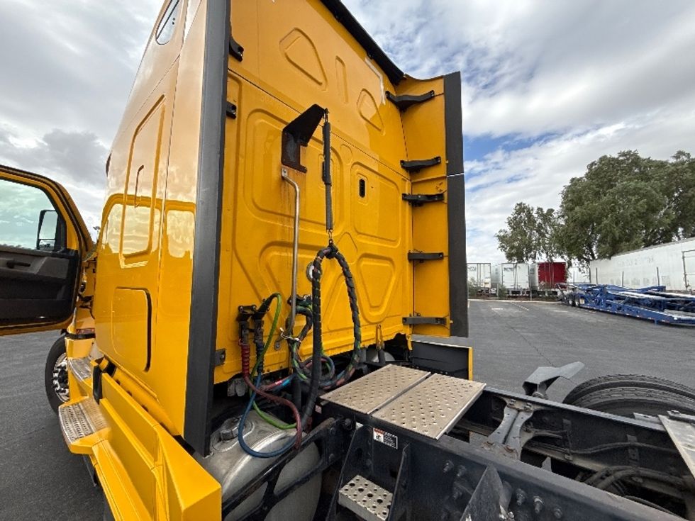 Sleeper Tractor-Heavy Duty Tractors-Freightliner-2022-T12664ST-North Las Vegas-NV-600,413\n\t\tmiles-$ 60,750 - Image 23