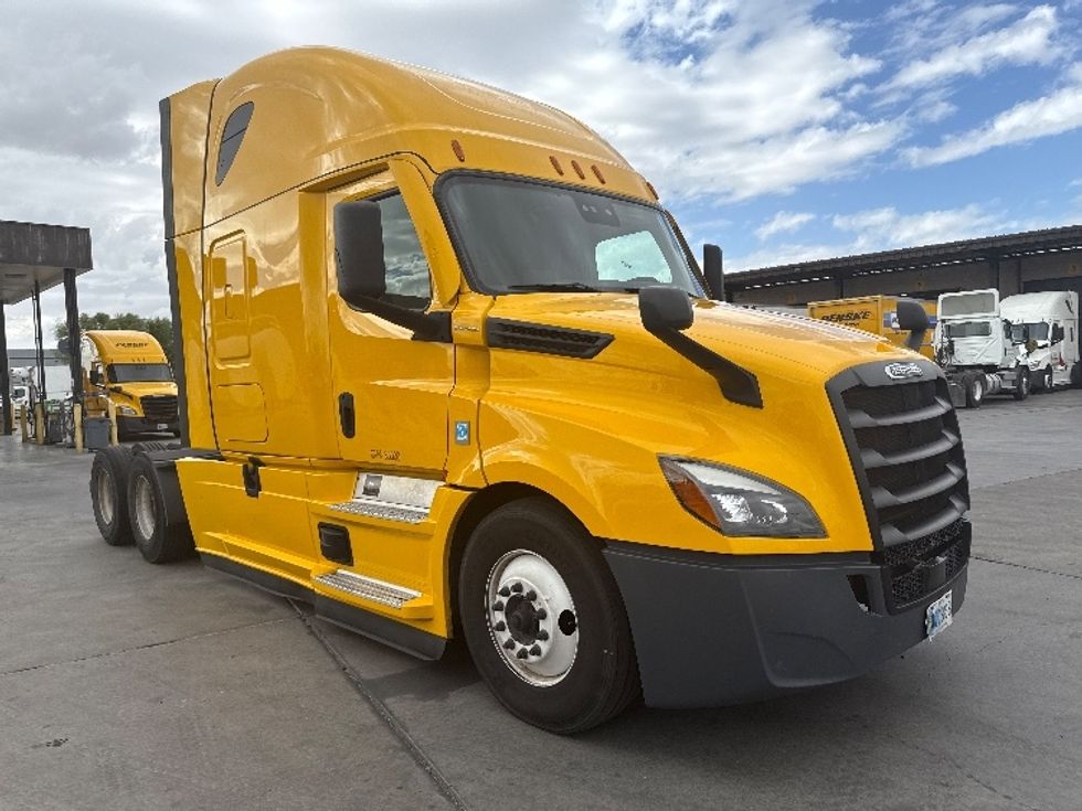 Sleeper Tractor-Heavy Duty Tractors-Freightliner-2022-T12664ST-North Las Vegas-NV-600,413\n\t\tmiles-$ 60,750 - Image 3