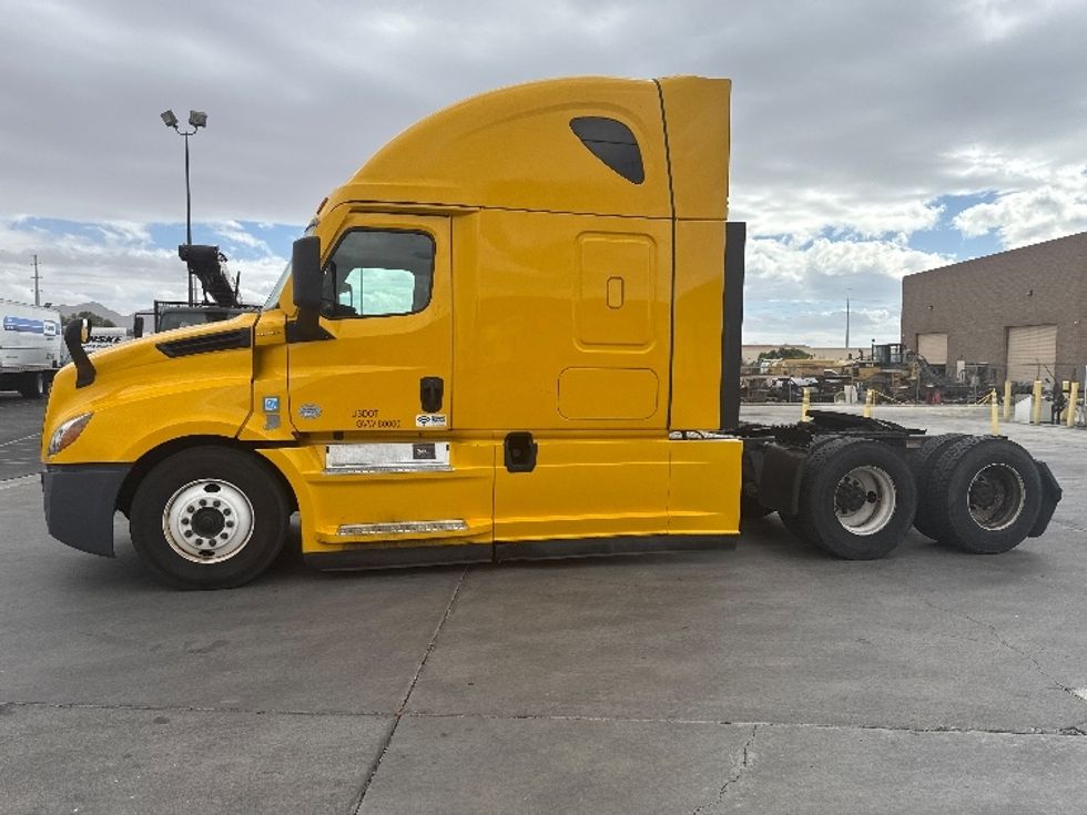 Sleeper Tractor-Heavy Duty Tractors-Freightliner-2022-T12664ST-North Las Vegas-NV-600,413\n\t\tmiles-$ 60,750 - Image 4