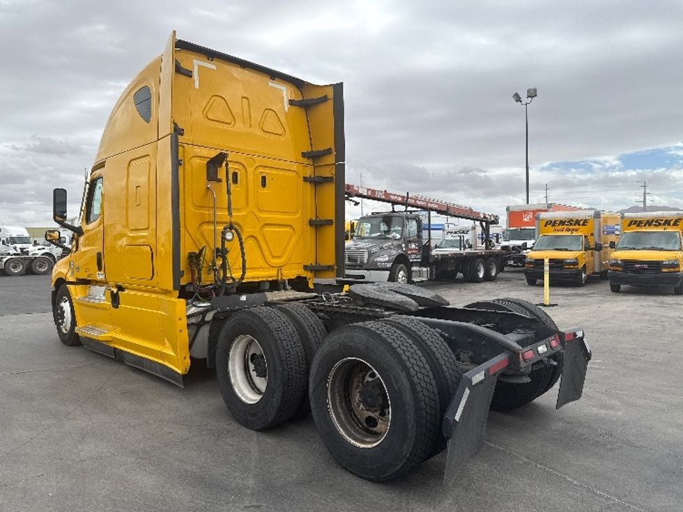 Sleeper Tractor-Heavy Duty Tractors-Freightliner-2022-T12664ST-North Las Vegas-NV-600,413\n\t\tmiles-$ 60,750 - Image 5