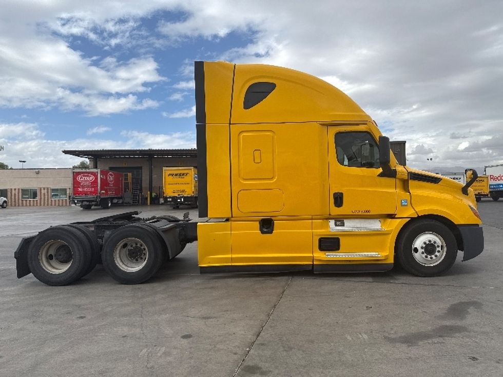 Sleeper Tractor-Heavy Duty Tractors-Freightliner-2022-T12664ST-North Las Vegas-NV-600,413\n\t\tmiles-$ 60,750 - Image 8