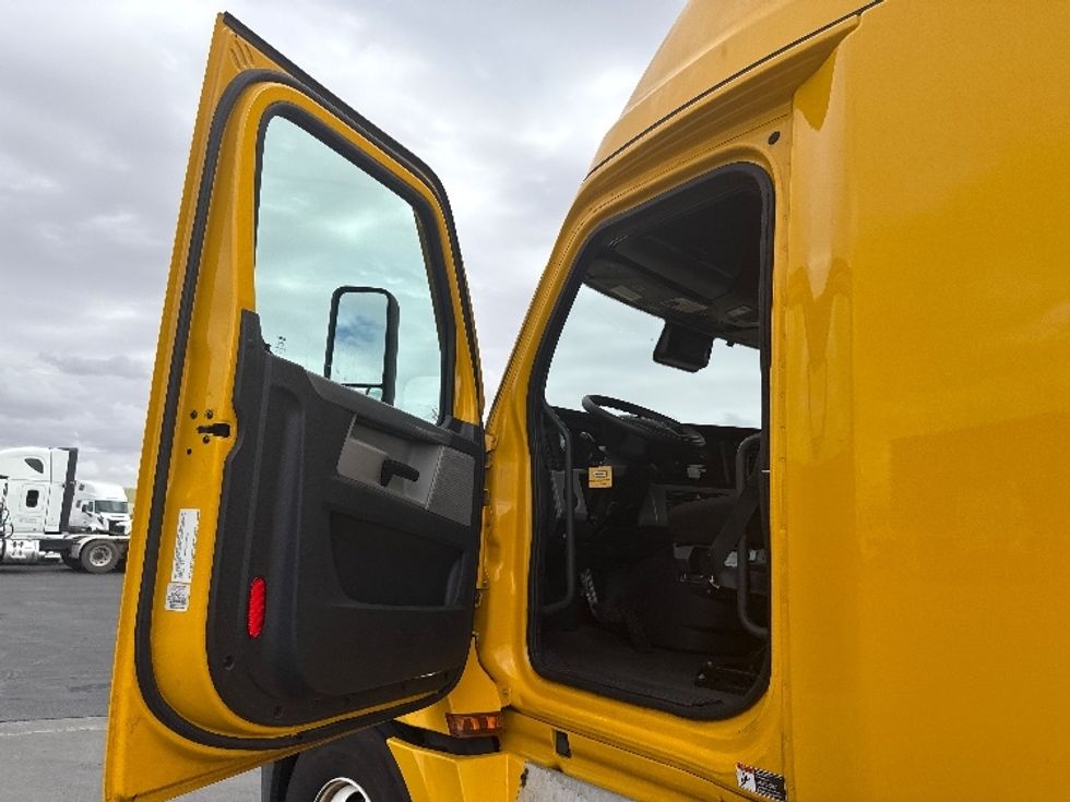 Sleeper Tractor-Heavy Duty Tractors-Freightliner-2022-T12664ST-North Las Vegas-NV-600,413\n\t\tmiles-$ 60,750 - Image 9