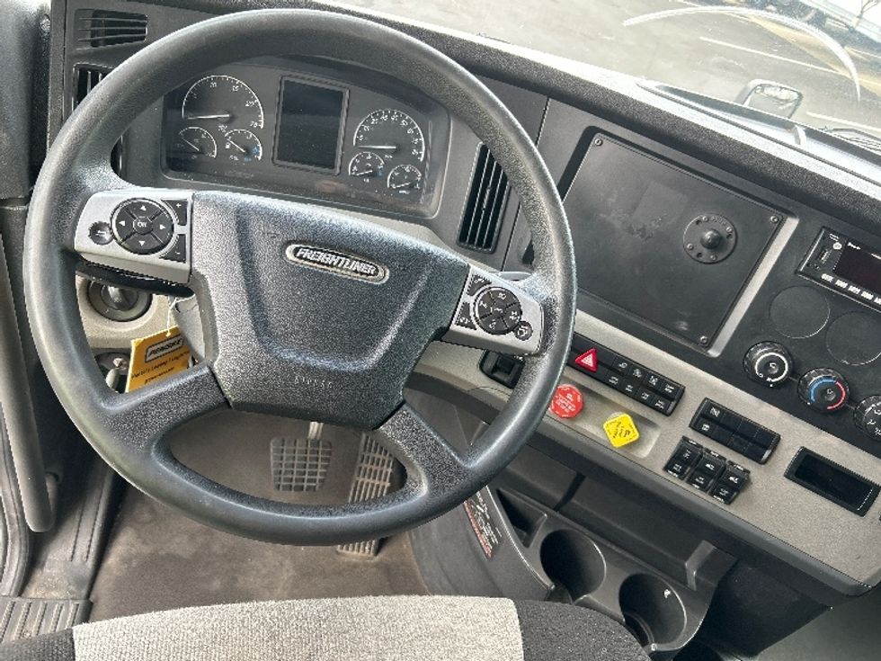 Sleeper Tractor-Heavy Duty Tractors-Freightliner-2022-T12664ST-Ocala-FL-302,214\n\t\tmiles-$ 84,000 - Image 10