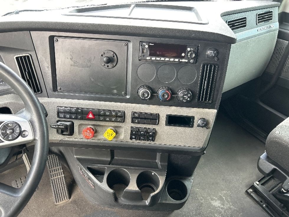 Sleeper Tractor-Heavy Duty Tractors-Freightliner-2022-T12664ST-Ocala-FL-302,214\n\t\tmiles-$ 84,000 - Image 11