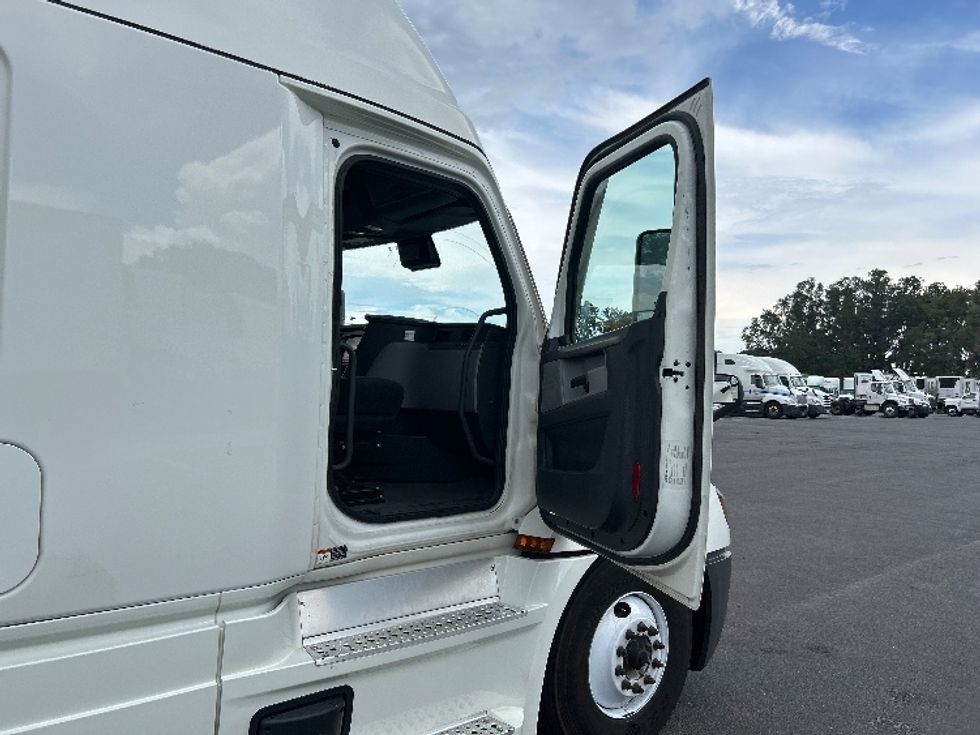 Sleeper Tractor-Heavy Duty Tractors-Freightliner-2022-T12664ST-Ocala-FL-302,214\n\t\tmiles-$ 84,000 - Image 12