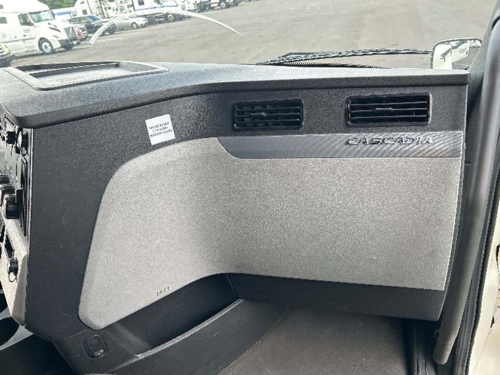 Sleeper Tractor-Heavy Duty Tractors-Freightliner-2022-T12664ST-Ocala-FL-302,214\n\t\tmiles-$ 84,000 - Image 13