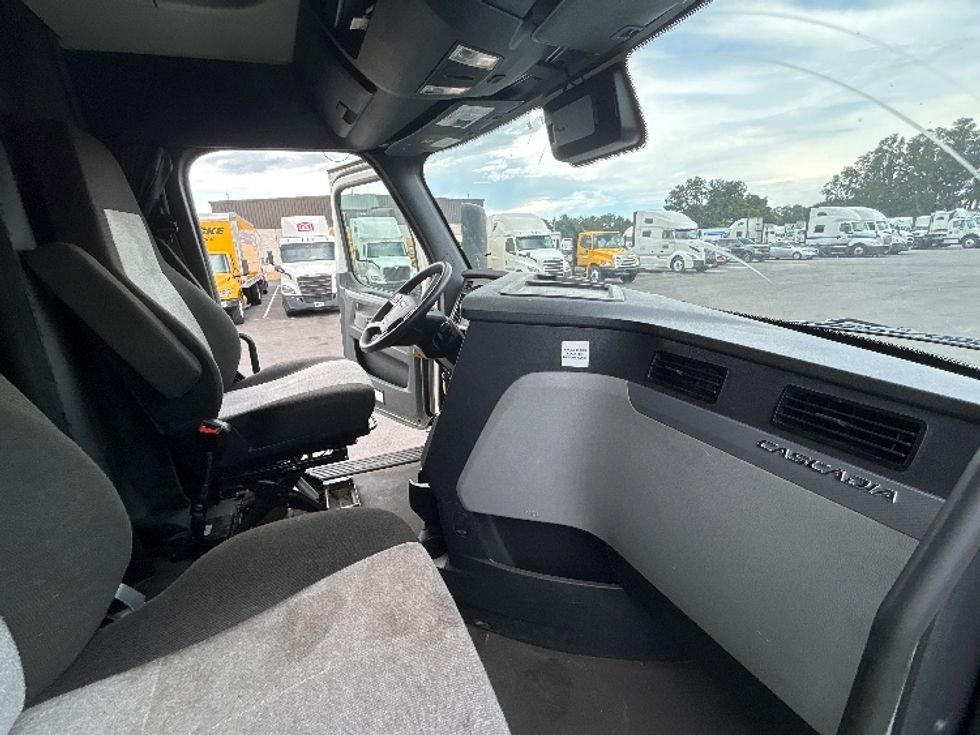 Sleeper Tractor-Heavy Duty Tractors-Freightliner-2022-T12664ST-Ocala-FL-302,214\n\t\tmiles-$ 84,000 - Image 14