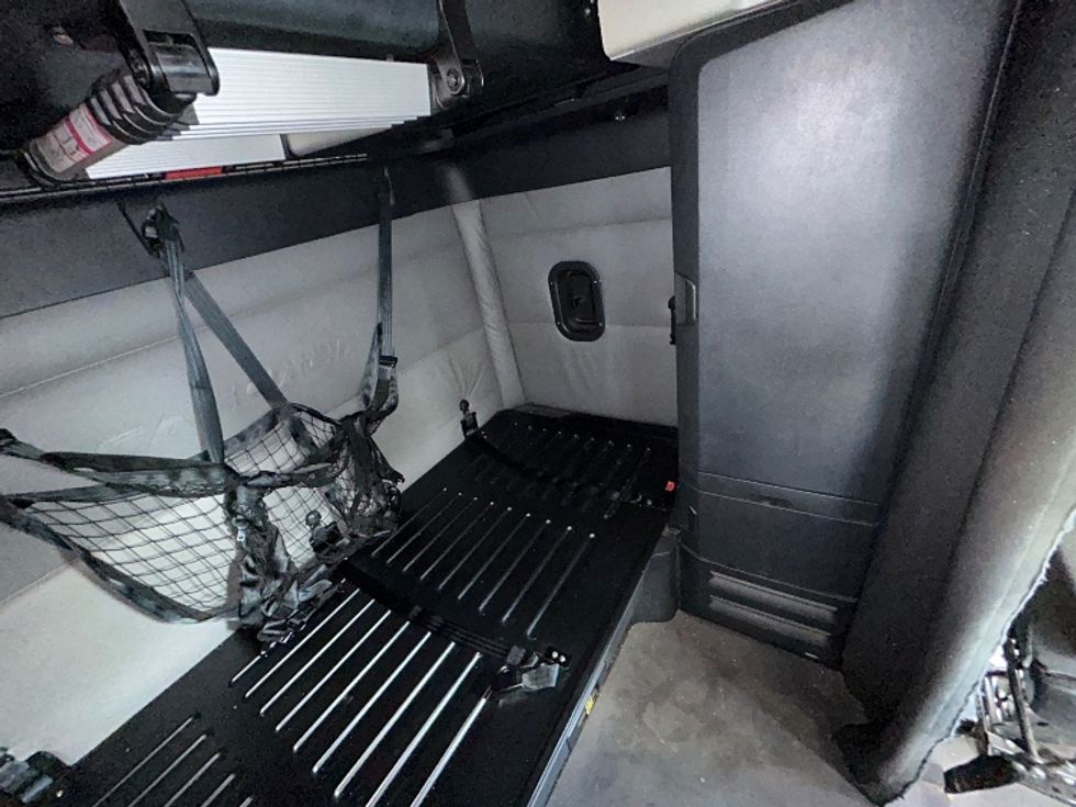 Sleeper Tractor-Heavy Duty Tractors-Freightliner-2022-T12664ST-Ocala-FL-302,214\n\t\tmiles-$ 84,000 - Image 17