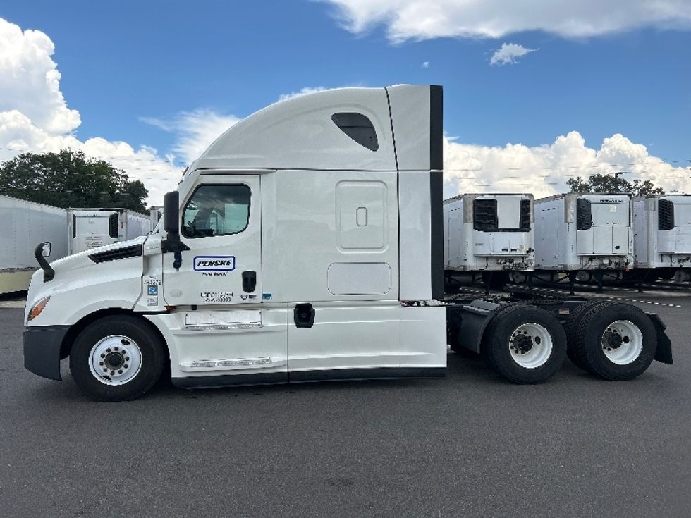 Sleeper Tractor-Heavy Duty Tractors-Freightliner-2022-T12664ST-Ocala-FL-302,214\n\t\tmiles-$ 84,000 - Image 4