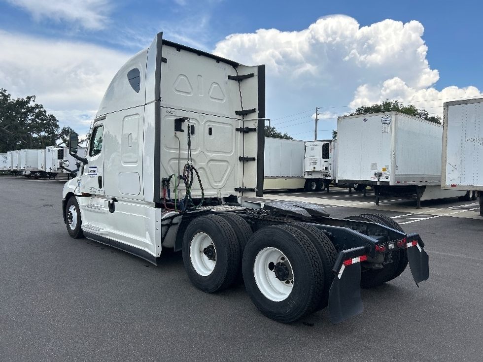 Sleeper Tractor-Heavy Duty Tractors-Freightliner-2022-T12664ST-Ocala-FL-302,214\n\t\tmiles-$ 84,000 - Image 5