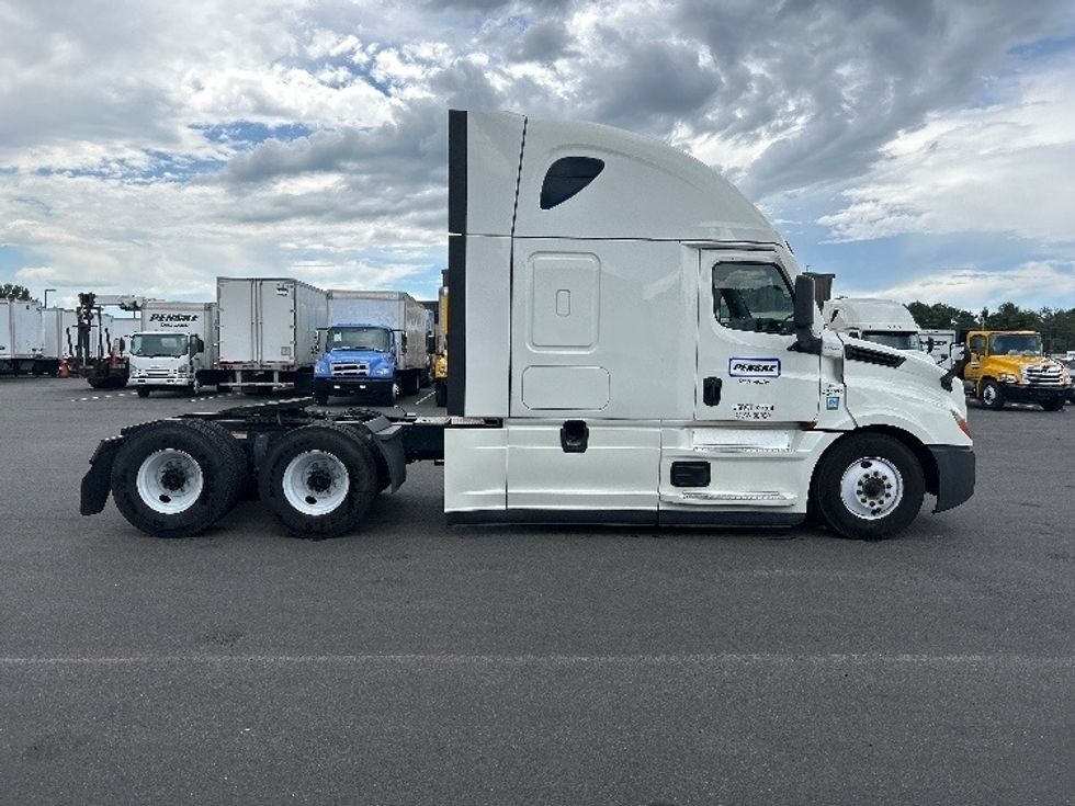 Sleeper Tractor-Heavy Duty Tractors-Freightliner-2022-T12664ST-Ocala-FL-302,214\n\t\tmiles-$ 84,000 - Image 7