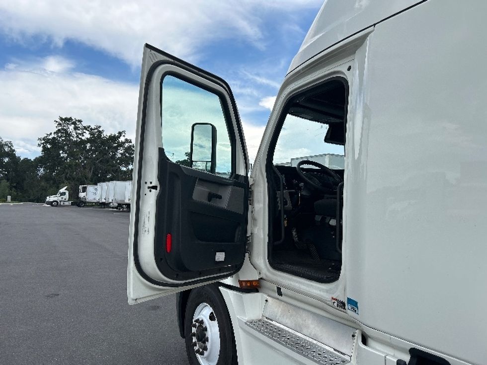 Sleeper Tractor-Heavy Duty Tractors-Freightliner-2022-T12664ST-Ocala-FL-302,214\n\t\tmiles-$ 84,000 - Image 8