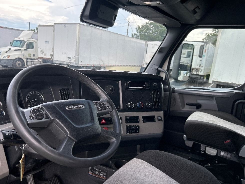 Sleeper Tractor-Heavy Duty Tractors-Freightliner-2022-T12664ST-Ocala-FL-302,214\n\t\tmiles-$ 84,000 - Image 9