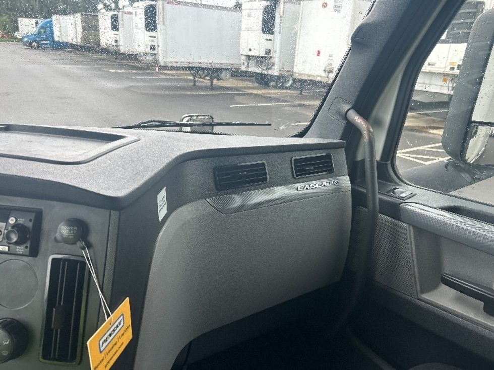 Sleeper Tractor-Heavy Duty Tractors-Freightliner-2022-T12664ST-Ocala-FL-363,019\n\t\tmiles-$ 83,750 - Image 14