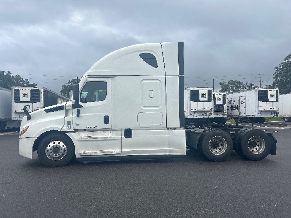 Sleeper Tractor-Heavy Duty Tractors-Freightliner-2022-T12664ST-Ocala-FL-363,019\n\t\tmiles-$ 83,750 - Image 4
