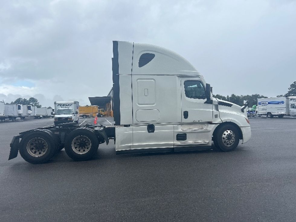 Sleeper Tractor-Heavy Duty Tractors-Freightliner-2022-T12664ST-Ocala-FL-363,019\n\t\tmiles-$ 83,750 - Image 8