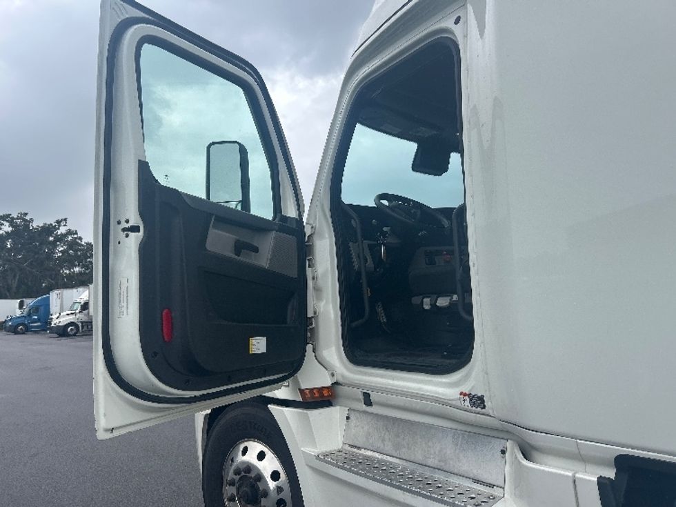 Sleeper Tractor-Heavy Duty Tractors-Freightliner-2022-T12664ST-Ocala-FL-363,019\n\t\tmiles-$ 83,750 - Image 9