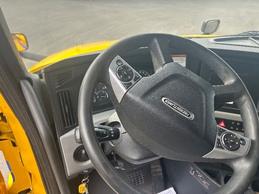 Sleeper Tractor-Heavy Duty Tractors-Freightliner-2022-T12664ST-Ocala-FL-400,809\n\t\tmiles-$ 72,000 - Image 10