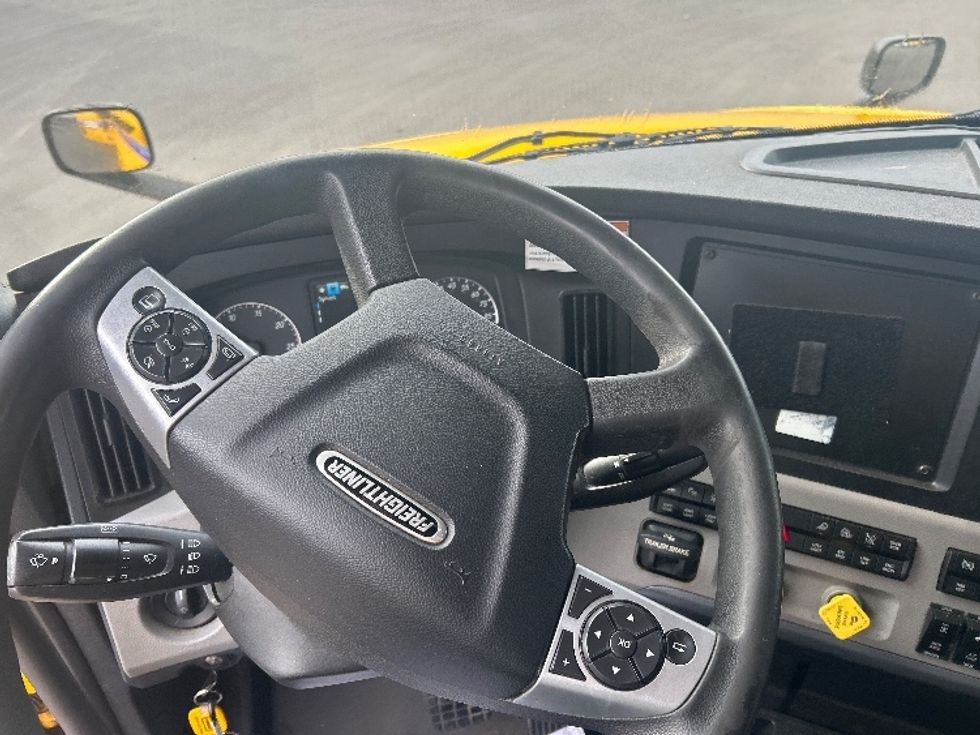 Sleeper Tractor-Heavy Duty Tractors-Freightliner-2022-T12664ST-Ocala-FL-400,809\n\t\tmiles-$ 72,000 - Image 11