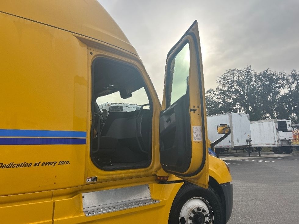 Sleeper Tractor-Heavy Duty Tractors-Freightliner-2022-T12664ST-Ocala-FL-400,809\n\t\tmiles-$ 72,000 - Image 13