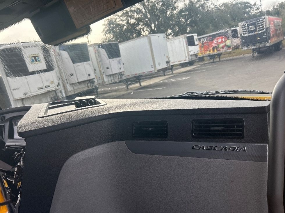 Sleeper Tractor-Heavy Duty Tractors-Freightliner-2022-T12664ST-Ocala-FL-400,809\n\t\tmiles-$ 72,000 - Image 14