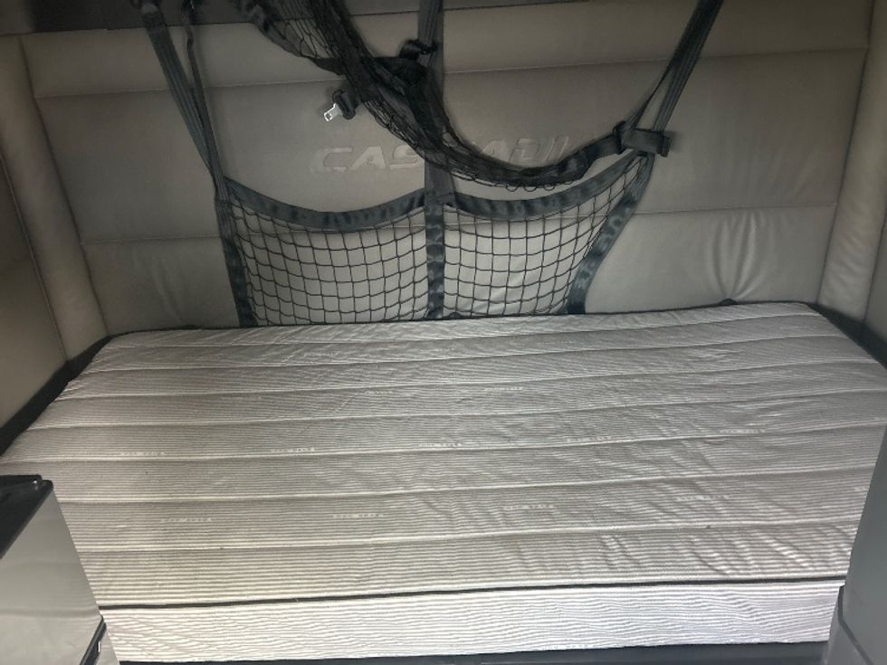 Sleeper Tractor-Heavy Duty Tractors-Freightliner-2022-T12664ST-Ocala-FL-400,809\n\t\tmiles-$ 72,000 - Image 16