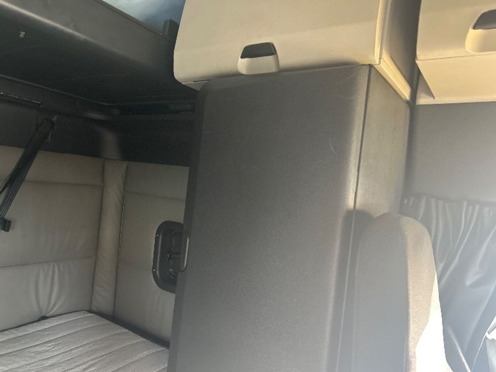 Sleeper Tractor-Heavy Duty Tractors-Freightliner-2022-T12664ST-Ocala-FL-400,809\n\t\tmiles-$ 72,000 - Image 18