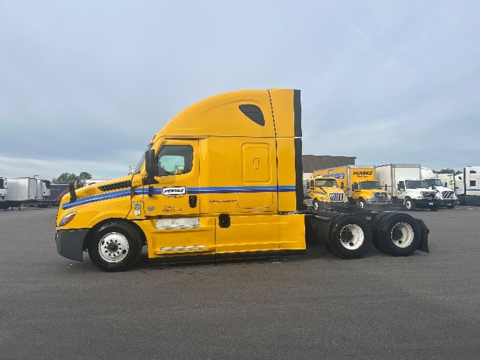 Sleeper Tractor-Heavy Duty Tractors-Freightliner-2022-T12664ST-Ocala-FL-400,809\n\t\tmiles-$ 72,000 - Image 4