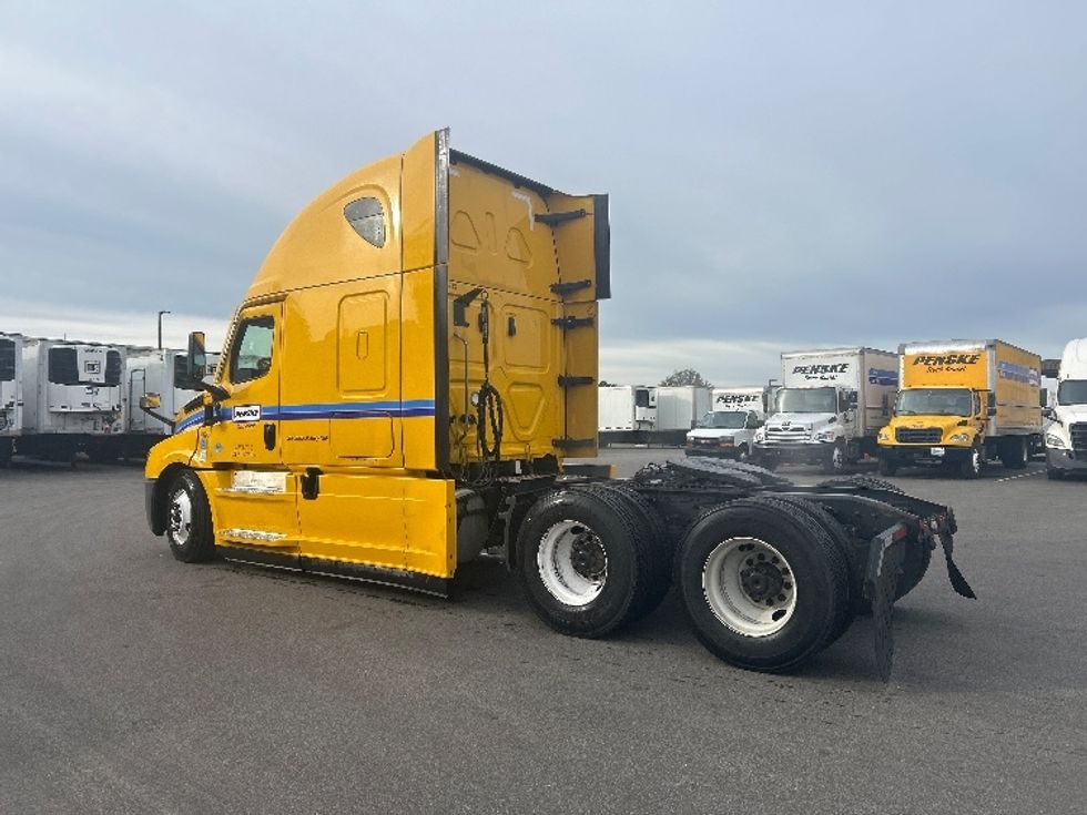 Sleeper Tractor-Heavy Duty Tractors-Freightliner-2022-T12664ST-Ocala-FL-400,809\n\t\tmiles-$ 72,000 - Image 5