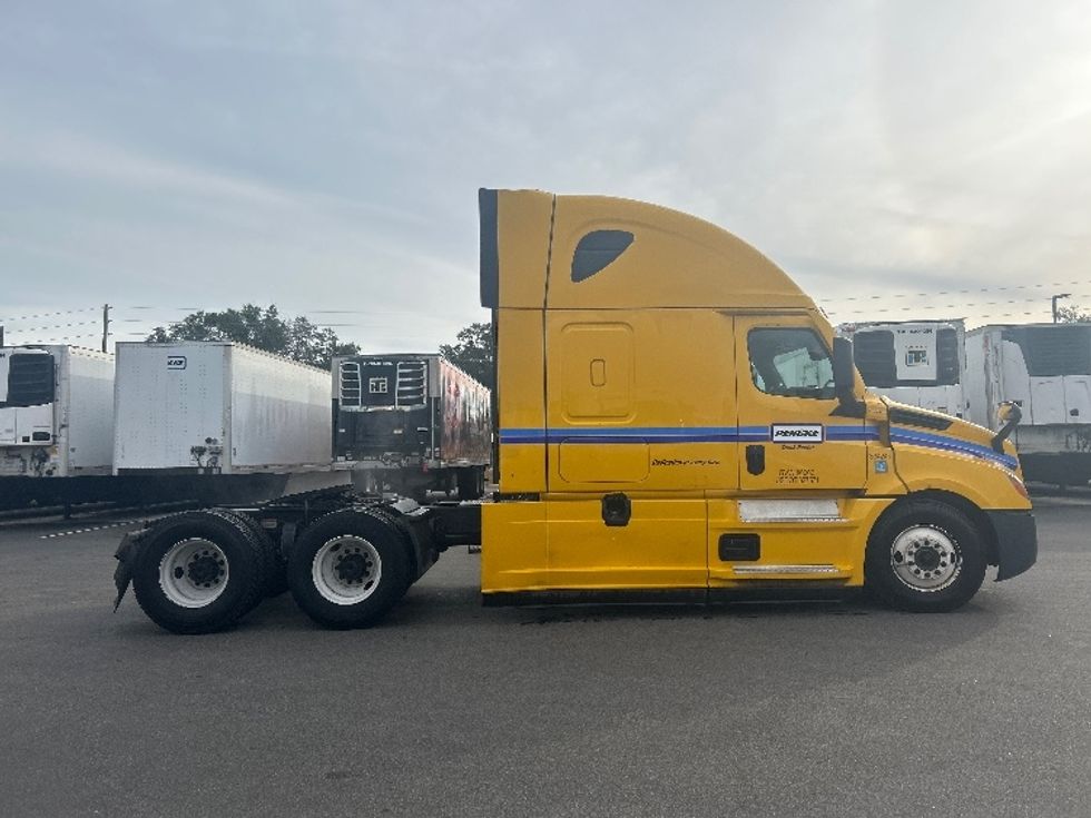 Sleeper Tractor-Heavy Duty Tractors-Freightliner-2022-T12664ST-Ocala-FL-400,809\n\t\tmiles-$ 72,000 - Image 8