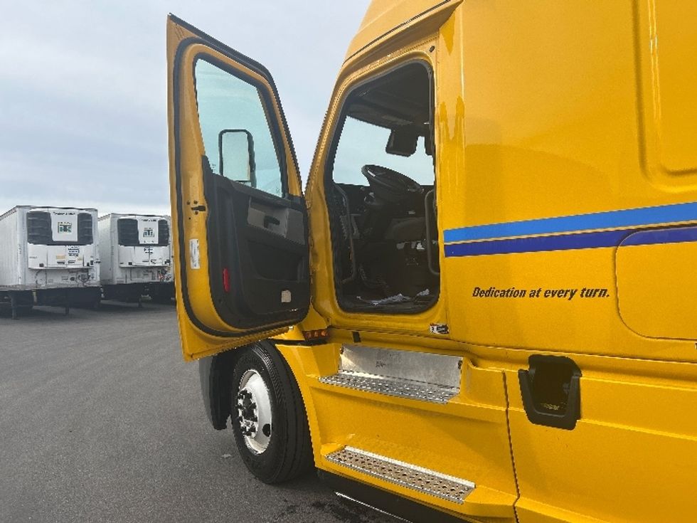 Sleeper Tractor-Heavy Duty Tractors-Freightliner-2022-T12664ST-Ocala-FL-400,809\n\t\tmiles-$ 72,000 - Image 9