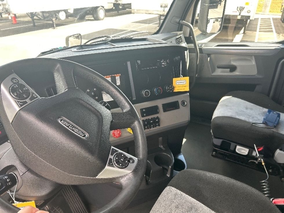 Sleeper Tractor-Heavy Duty Tractors-Freightliner-2022-T12664ST-Ocala-FL-405,527\n\t\tmiles-$ 79,000 - Image 10